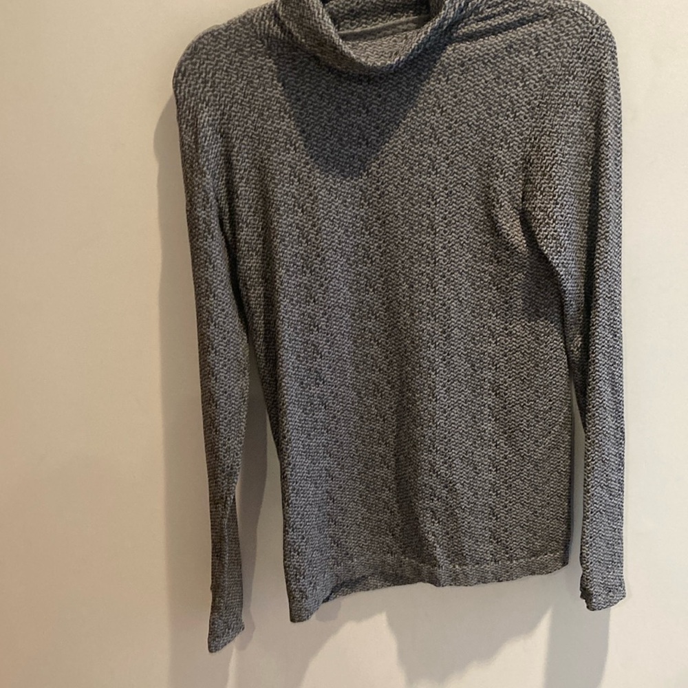45. ATHLETA TURTLE NECK
